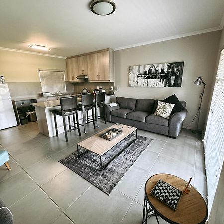 Nemesia Court Apartment Дърбанвил Екстериор снимка