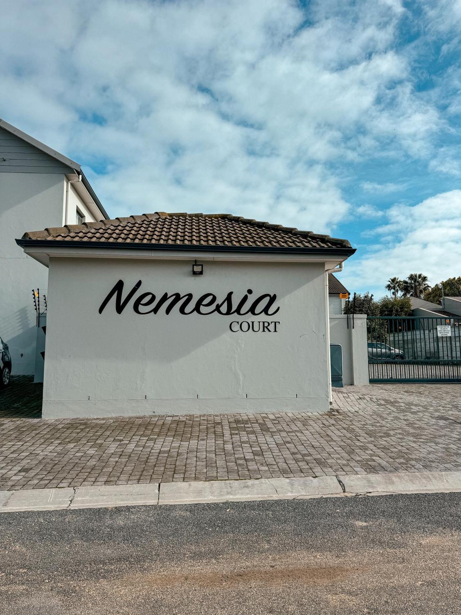 Nemesia Court Apartment Дърбанвил Екстериор снимка