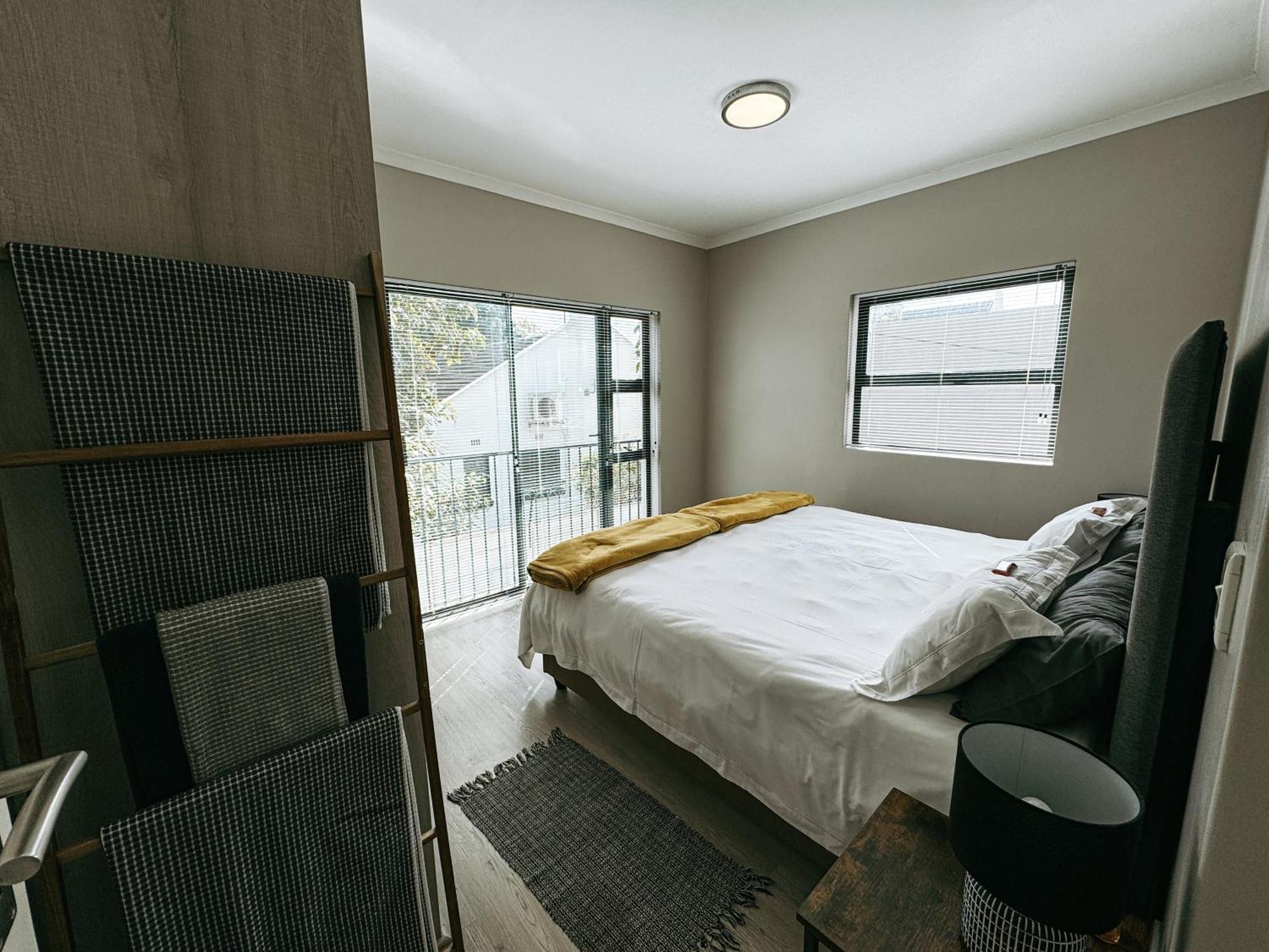 Nemesia Court Apartment Дърбанвил Екстериор снимка