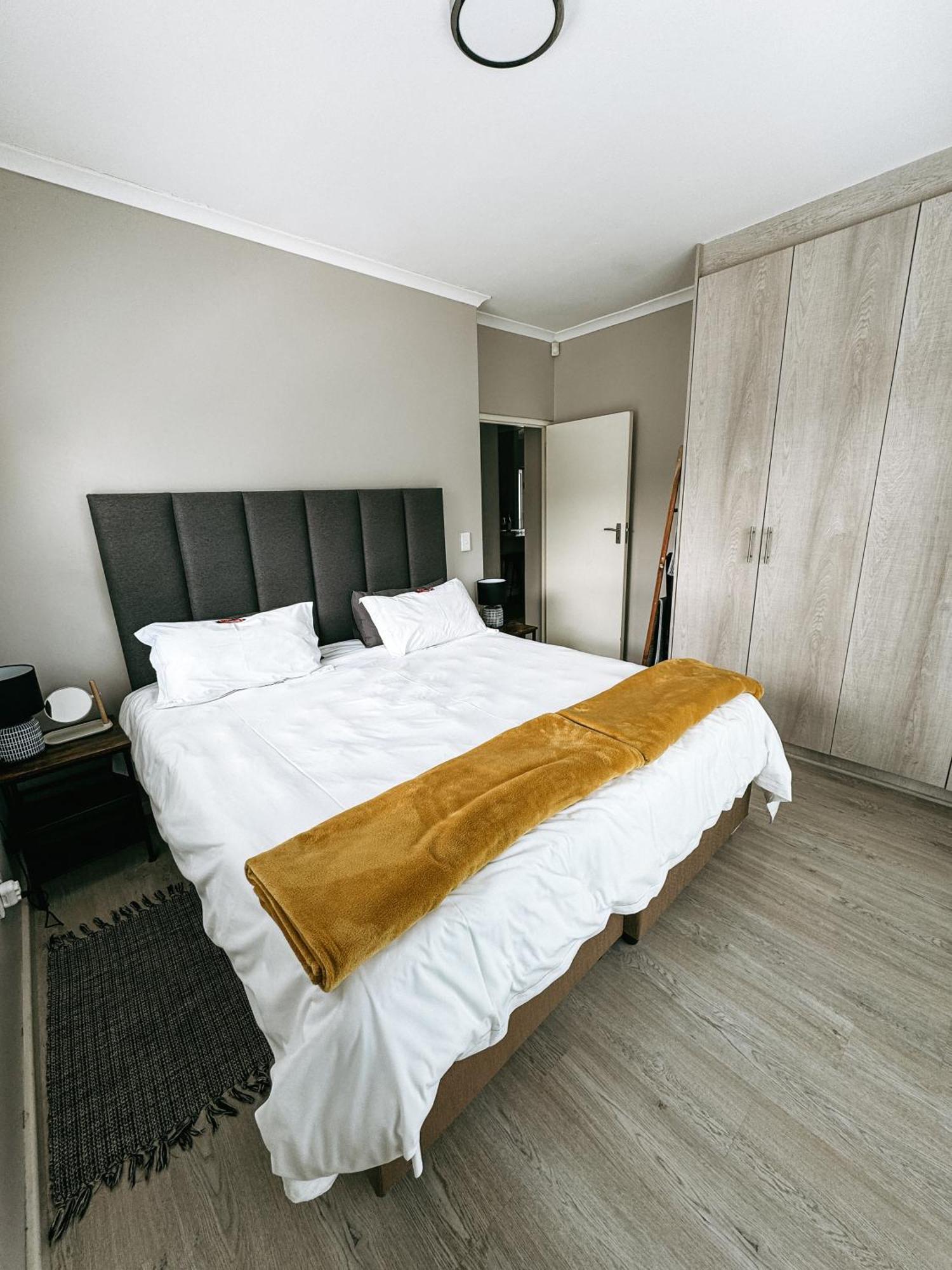 Nemesia Court Apartment Дърбанвил Екстериор снимка