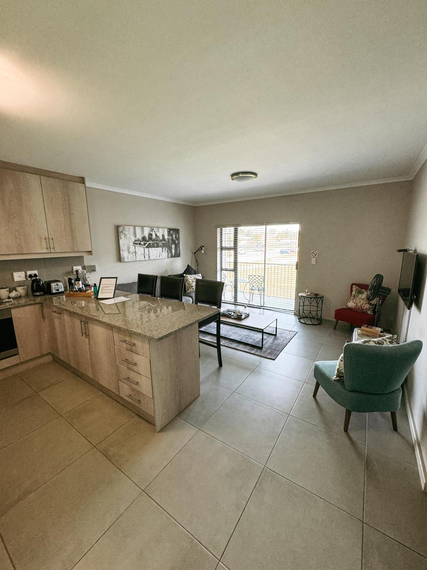 Nemesia Court Apartment Дърбанвил Екстериор снимка