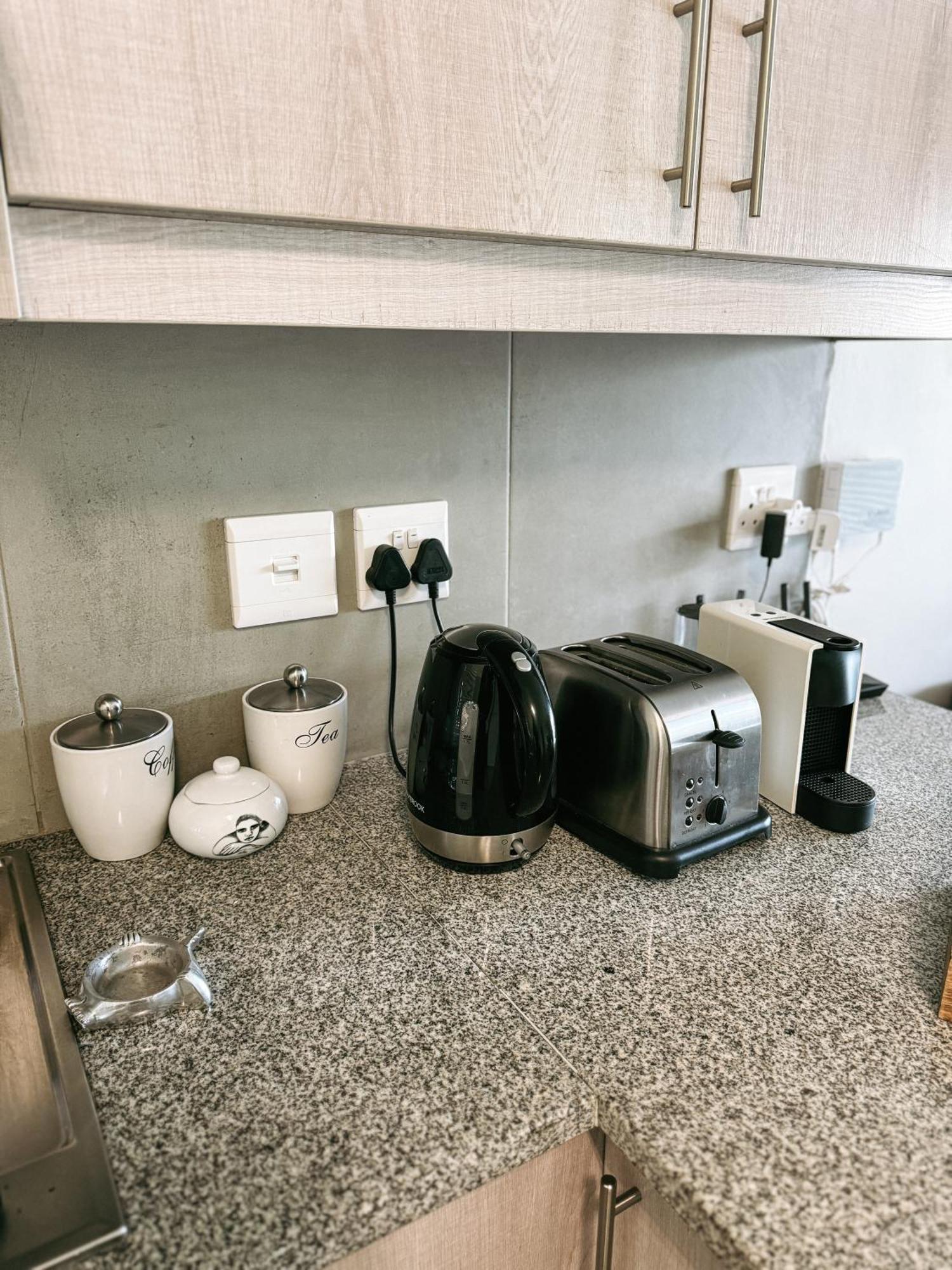 Nemesia Court Apartment Дърбанвил Екстериор снимка