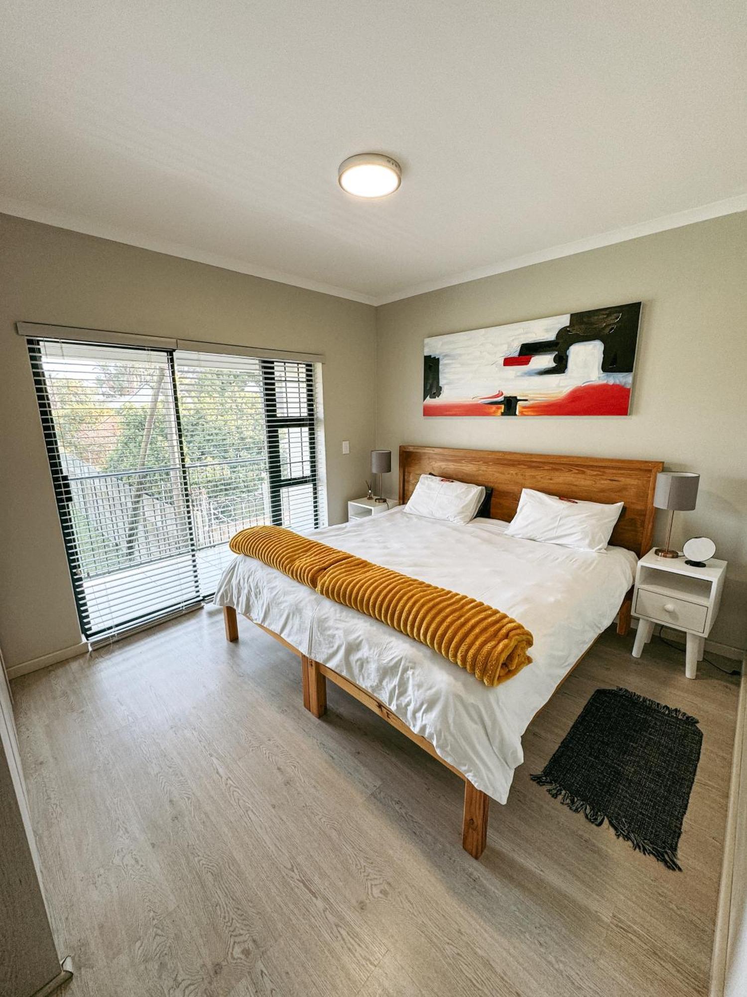Nemesia Court Apartment Дърбанвил Екстериор снимка