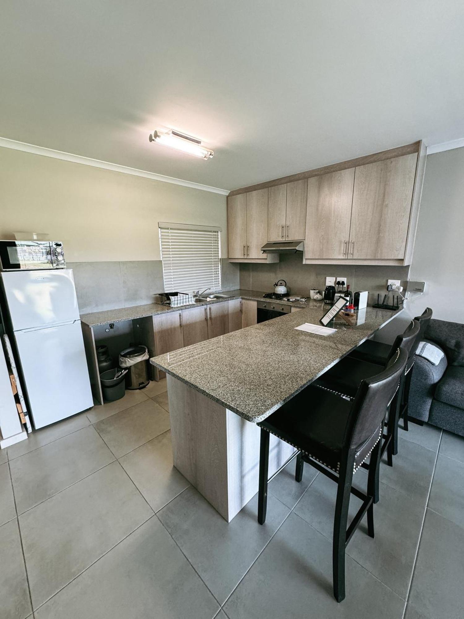 Nemesia Court Apartment Дърбанвил Екстериор снимка