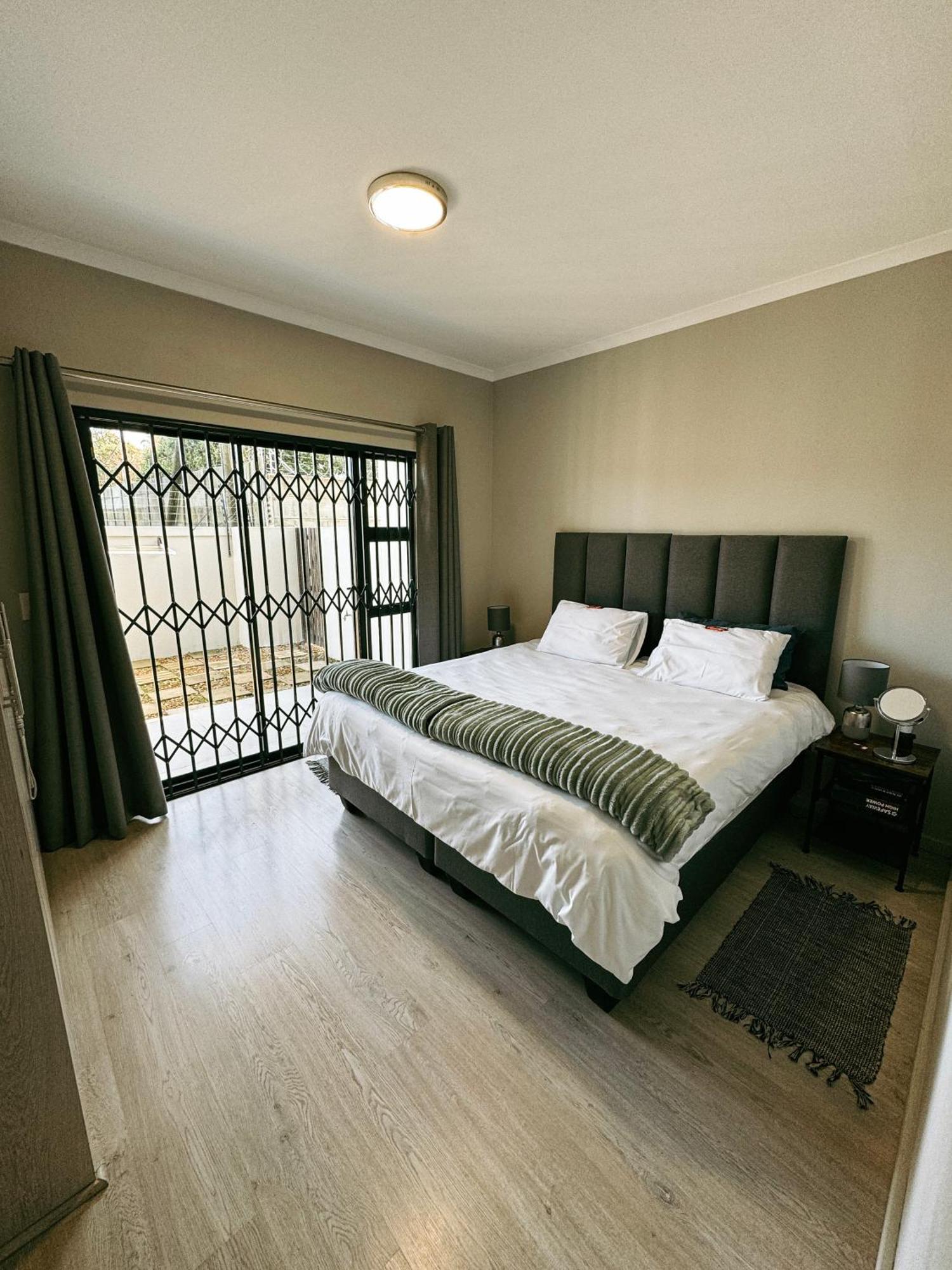 Nemesia Court Apartment Дърбанвил Екстериор снимка