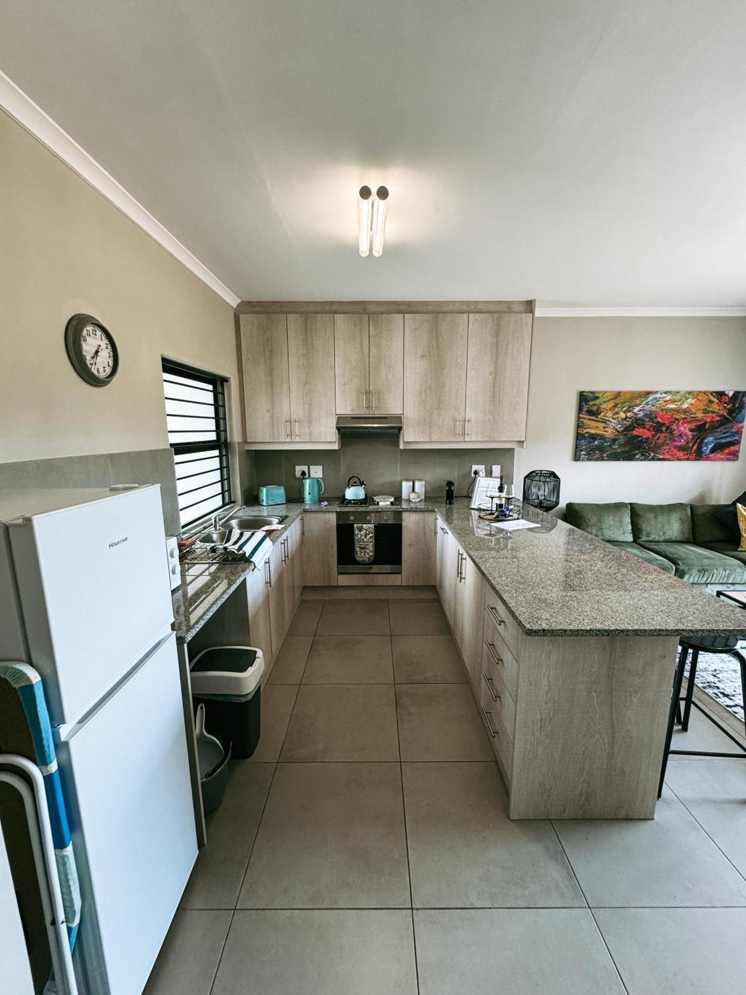 Nemesia Court Apartment Дърбанвил Екстериор снимка