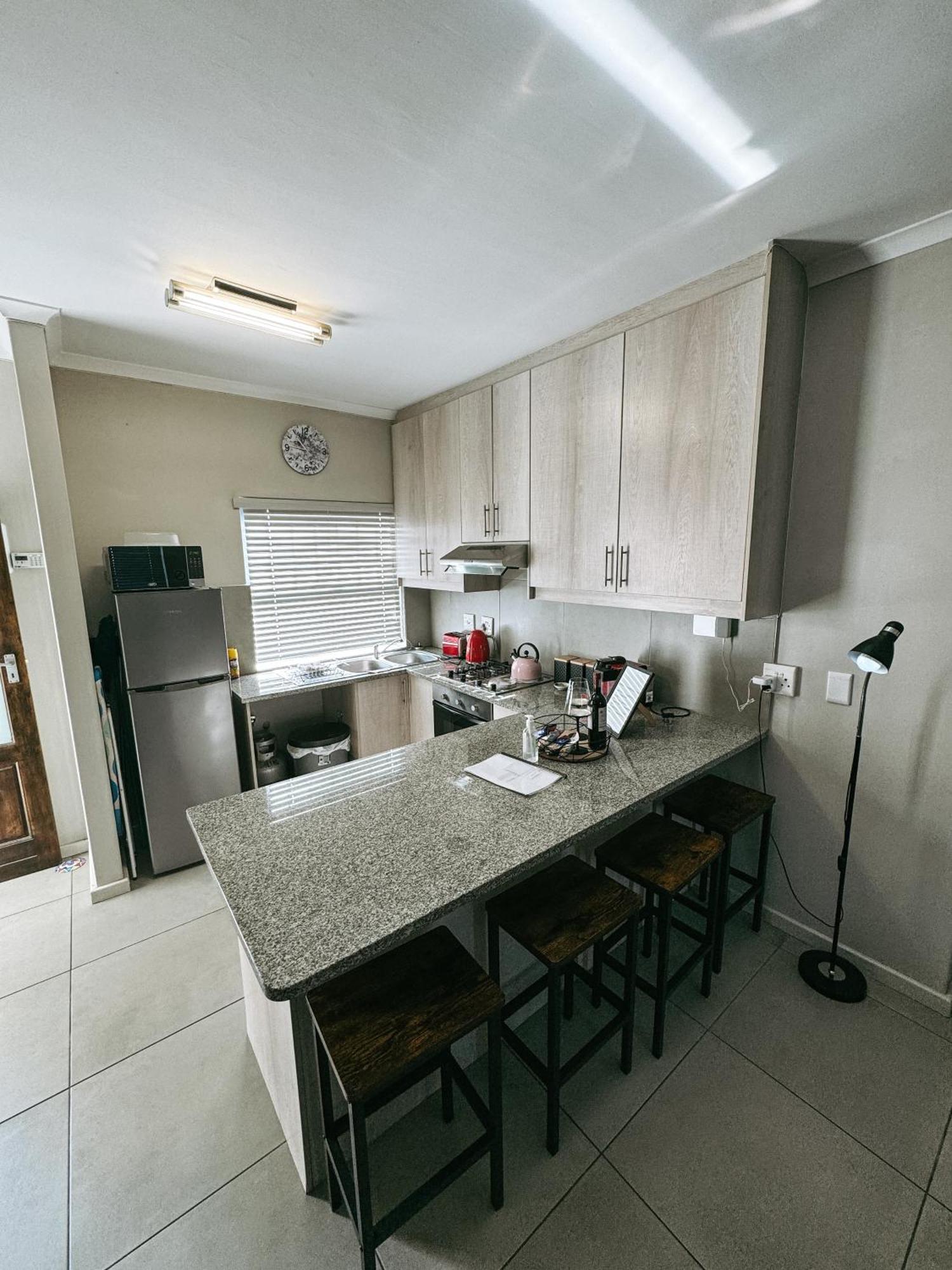 Nemesia Court Apartment Дърбанвил Екстериор снимка