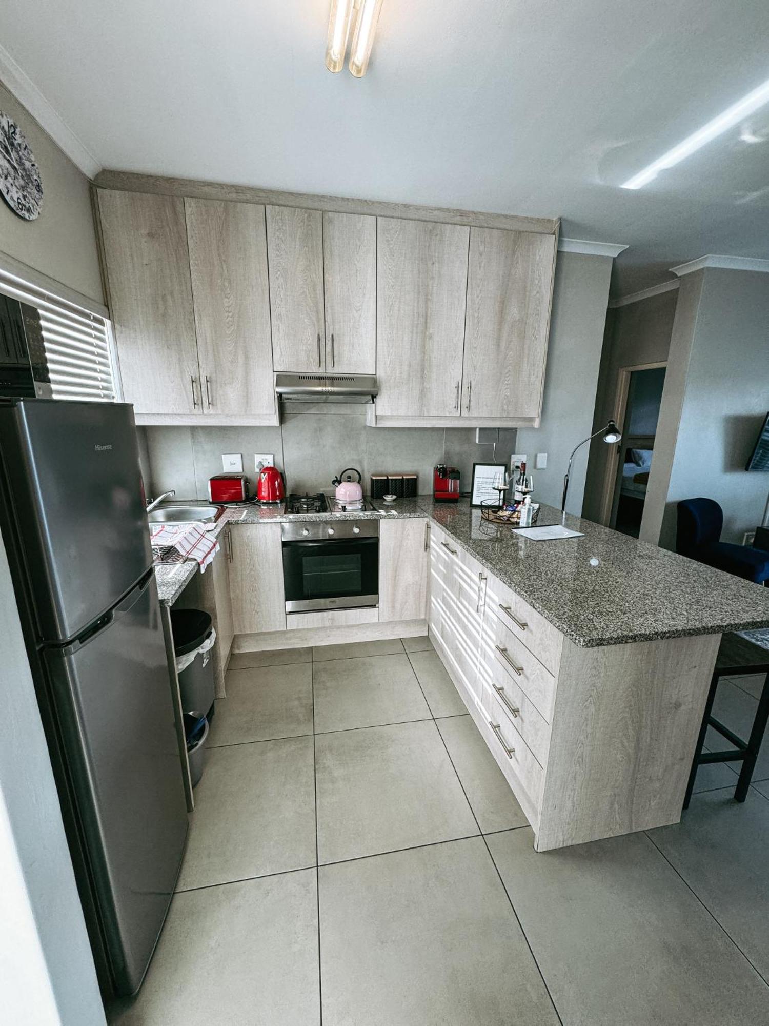 Nemesia Court Apartment Дърбанвил Екстериор снимка
