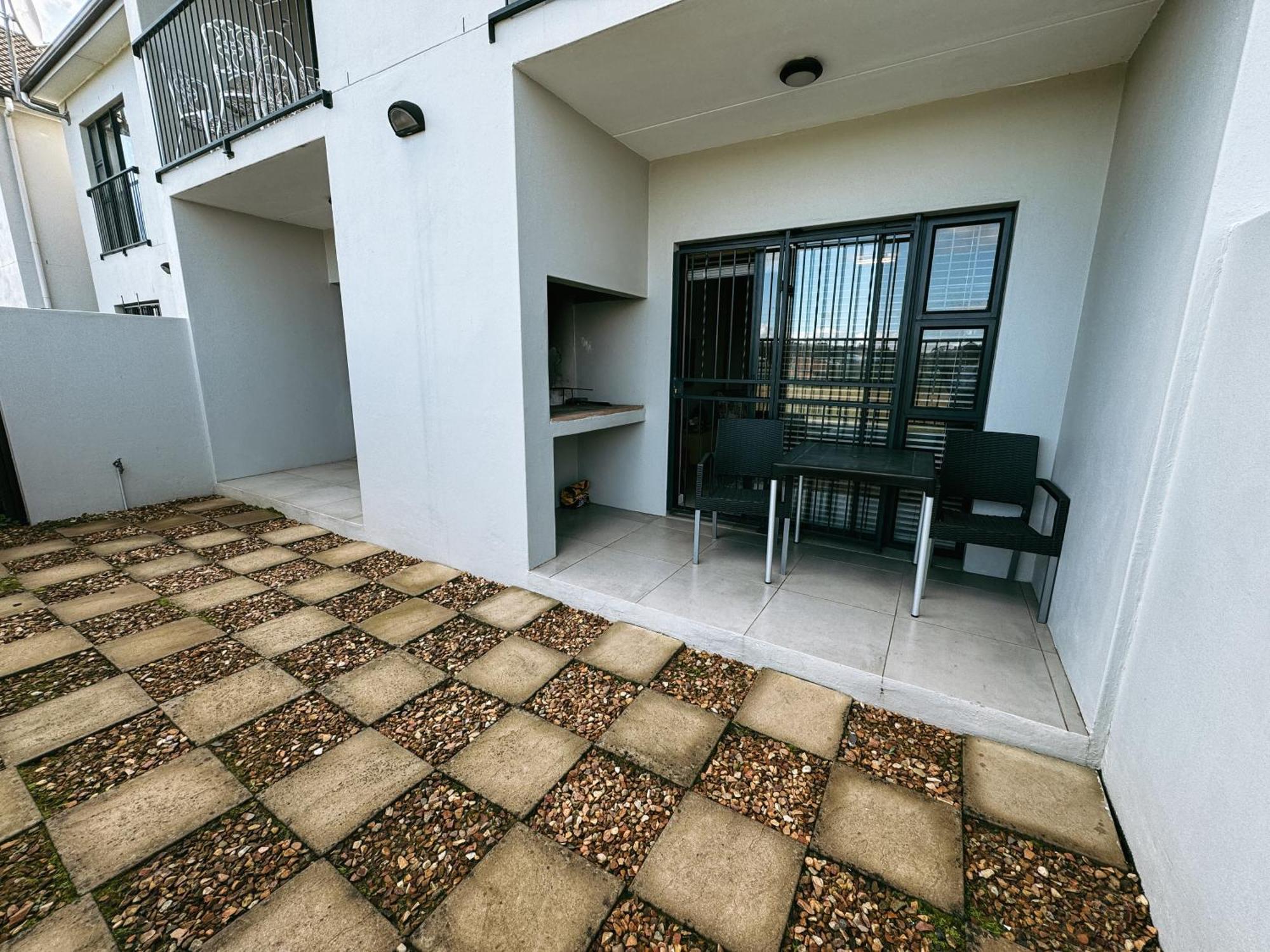 Nemesia Court Apartment Дърбанвил Екстериор снимка
