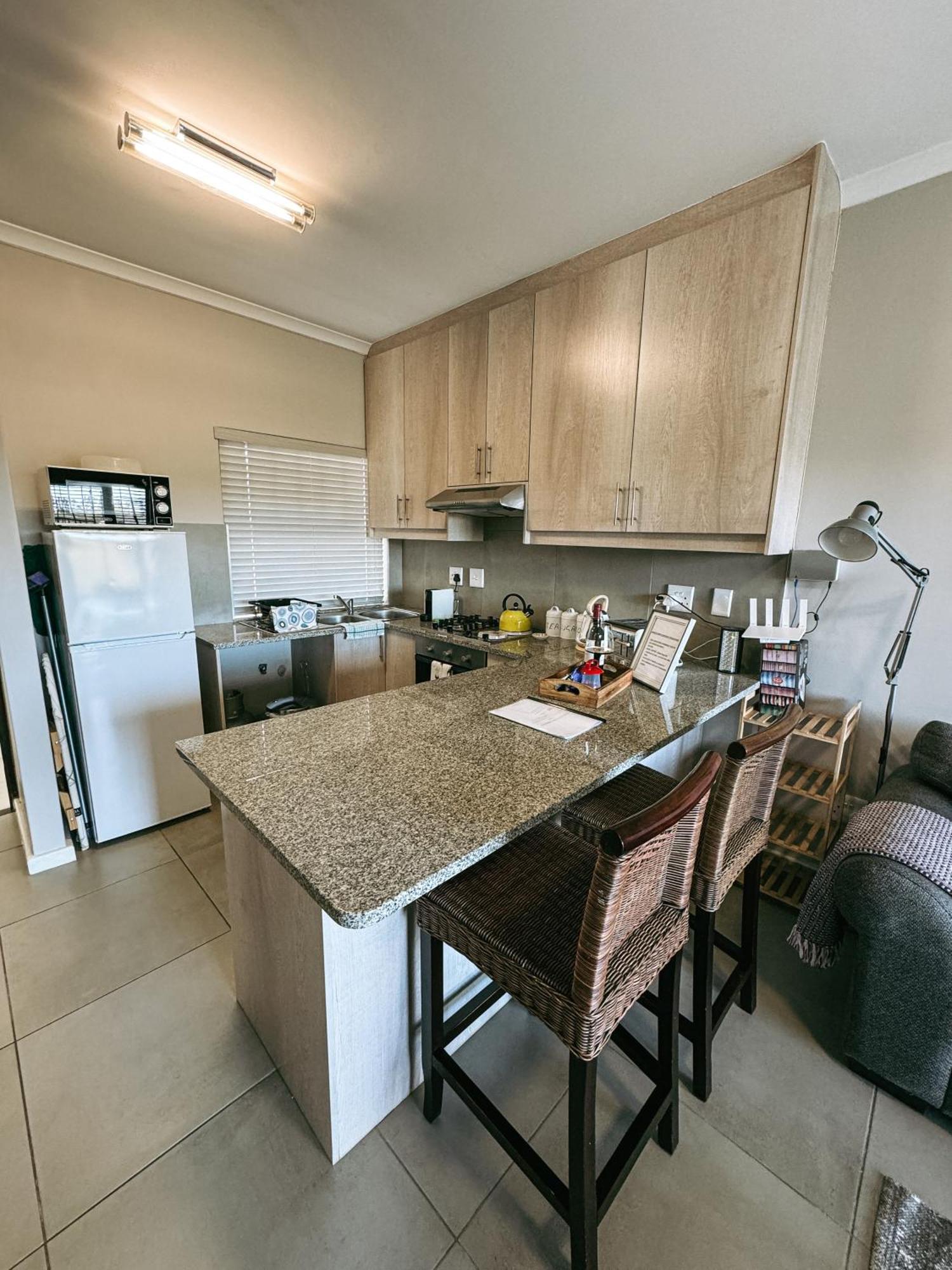 Nemesia Court Apartment Дърбанвил Екстериор снимка